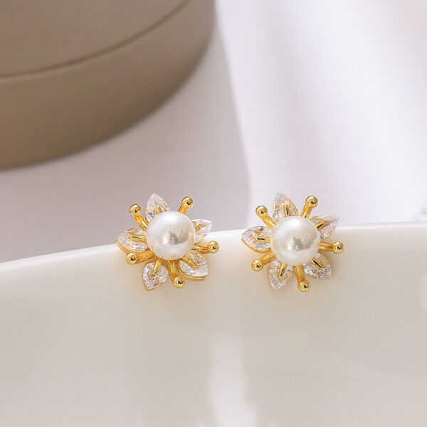 Natural Freshwater Pearl Strong Light Earrings
