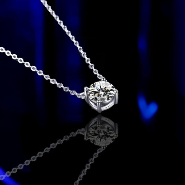 Light Luxury Four-claw S925 Sterling Silver Moissanite 1 Karat Necklace For Women - Image 3