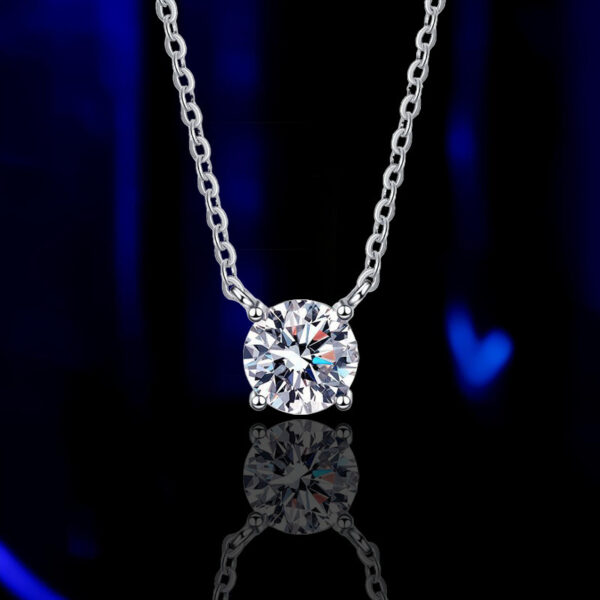 Light Luxury Four-claw S925 Sterling Silver Moissanite 1 Karat Necklace For Women