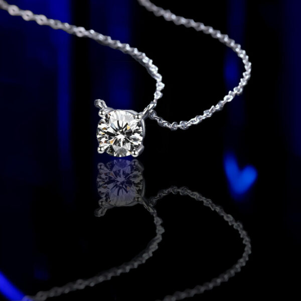 Light Luxury Four-claw S925 Sterling Silver Moissanite 1 Karat Necklace For Women - Image 4