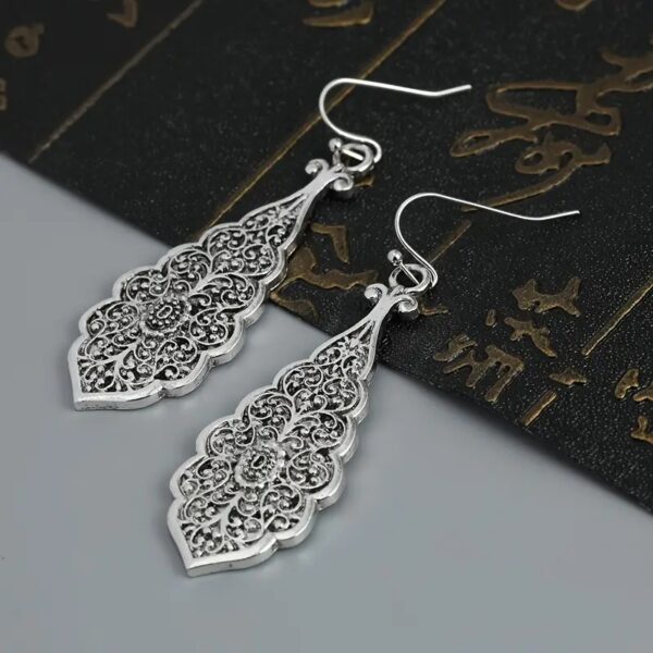 Ice Flowers Embossed Pattern Pendant Classic Matching Earrings - Image 4
