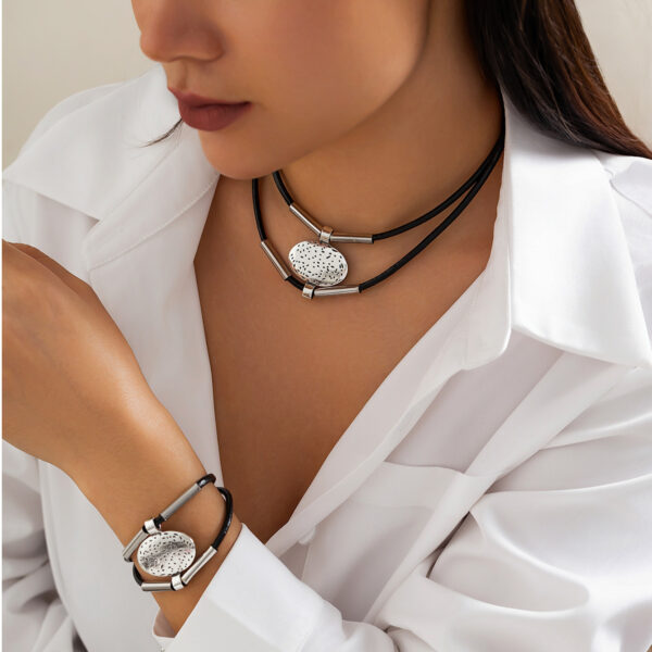 Simple Double-layer Elbow Necklace Retro Ethnic Relief Short Pendant Necklace Necklace For Women - Image 2